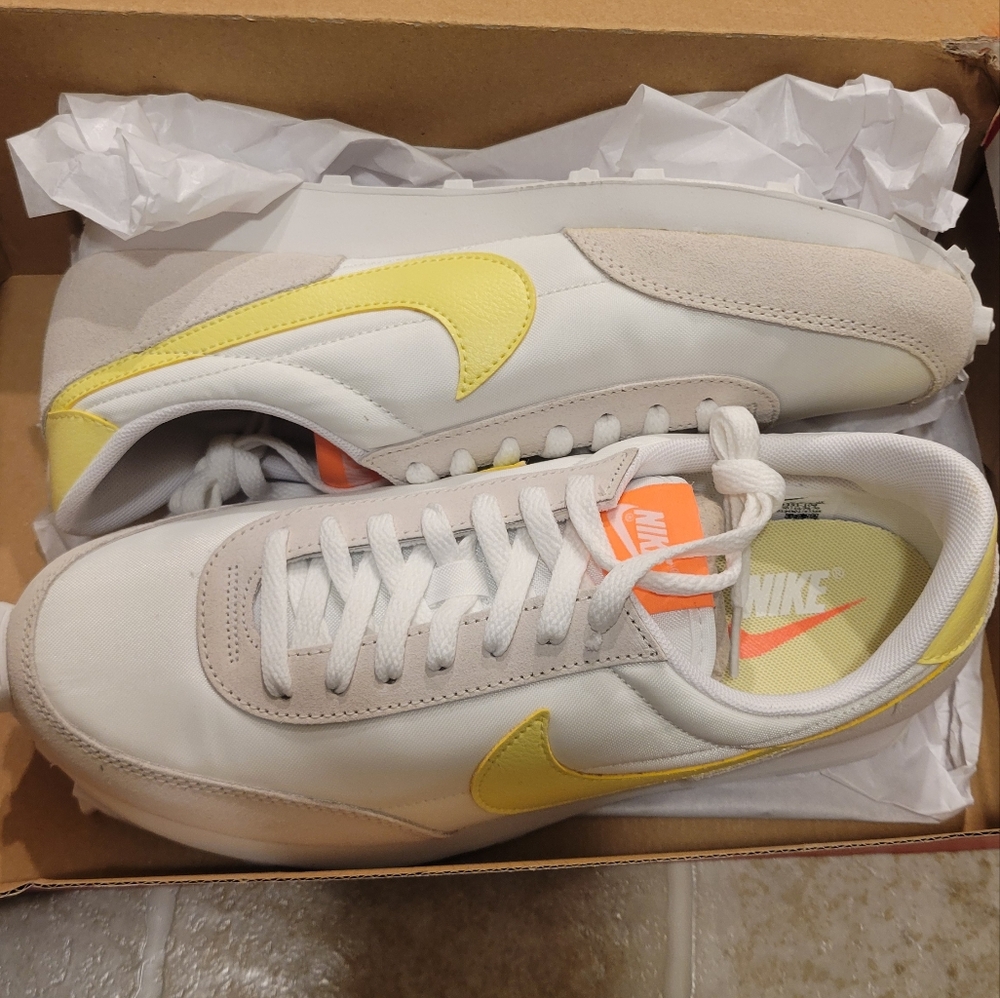 New) Women Nike Daybreak